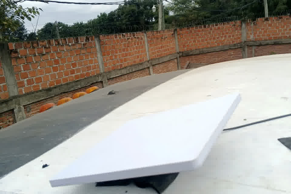 Antena Starlink instalada en pared de ladrillo