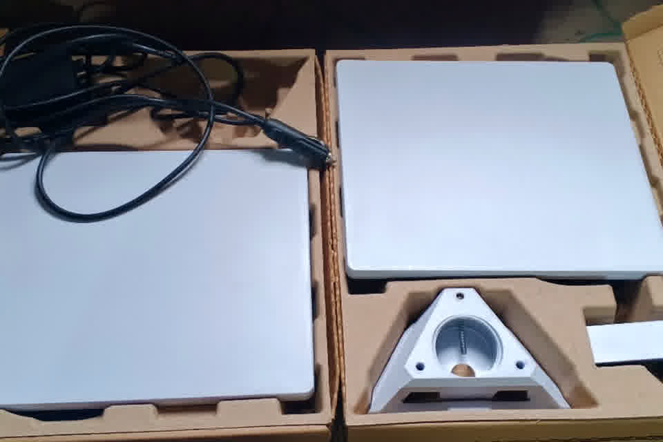 Kit Starlink abierto con antena, soporte y fuente
